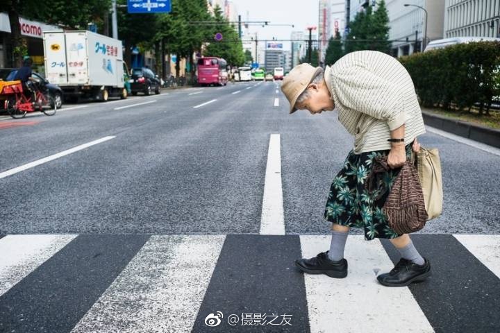 足疗美女服务 _ 图片翻译,服务足浴