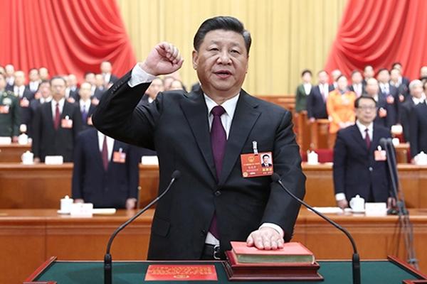 城中村站在巷口打扮的挺时髦的 _ 极限摩托,100块体验城中村底层